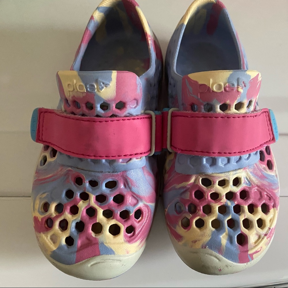 Plae water shoes girls size 9